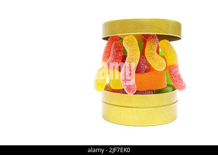 Bonbons en gelée en forme de ver dans une boîte ronde en étain isolée sur fond blanc. Banque D'Images