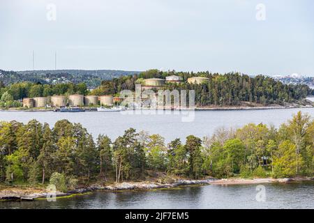 Vieux réservoirs de stockage de pétrole sur l'une des nombreuses îles de l'archipel de Stockholm - ici Stora Hoggarn, Suède Banque D'Images