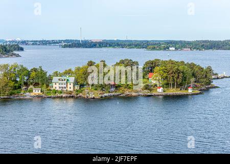 Propriétés au bord de l'eau sur l'une des nombreuses îles de l'archipel de Stockholm - ici Granholmen, Suède Banque D'Images