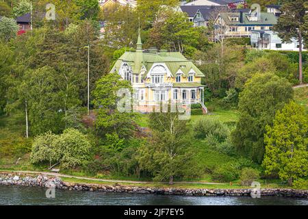 Propriétés au bord de l'eau sur l'une des nombreuses îles de l'archipel de Stockholm - ici sur l'île de Lidingo, Suède. Banque D'Images