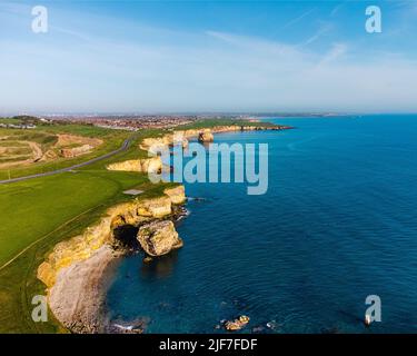 Une vue aérienne de la côte à côté du phare de Souter près de Whitburn et Sunderland dans le nord-est, en Angleterre Banque D'Images