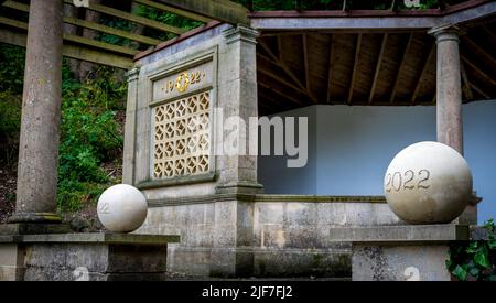 Caché en bas dans la falaise de craie les jardins italiens. Un jardin isolé situé dans un amphithéâtre boisé Banque D'Images