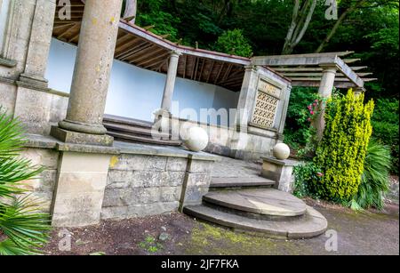 Caché en bas dans la falaise de craie les jardins italiens. Un jardin isolé situé dans un amphithéâtre boisé Banque D'Images