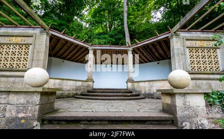 Caché en bas dans la falaise de craie les jardins italiens. Un jardin isolé situé dans un amphithéâtre boisé Banque D'Images