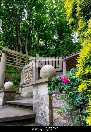Caché en bas dans la falaise de craie les jardins italiens. Un jardin isolé situé dans un amphithéâtre boisé Banque D'Images