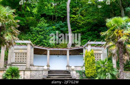 Caché en bas dans la falaise de craie les jardins italiens. Un jardin isolé situé dans un amphithéâtre boisé Banque D'Images
