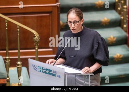 Nouvelle secrétaire d'Etat à la politique d'asile et de migration Nicole de Moor photographiée lors d'une session plénière de la Chambre au Parlement fédéral à Bruxelles, le jeudi 30 juin 2022. BELGA PHOTO NICOLAS MATERLINCK Banque D'Images