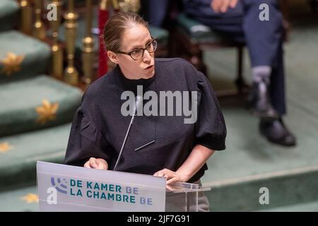 Nouvelle secrétaire d'Etat à la politique d'asile et de migration Nicole de Moor photographiée lors d'une session plénière de la Chambre au Parlement fédéral à Bruxelles, le jeudi 30 juin 2022. BELGA PHOTO NICOLAS MATERLINCK Banque D'Images