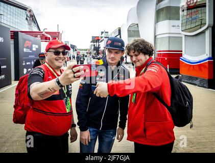 30th juin 2022. NORTHAMPTON - Max Verstappen (Oracle Red Bull Racing) pose pour une photo avec des fans sur le circuit de Silverstone avant le Grand Prix de Grande-Bretagne. REMKO DE WAAL Credit: ANP/Alamy Live News Banque D'Images