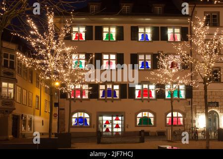 Rue à la nuit de Noël avec une décoration claire pendant l'heure bleue dans une vieille ville européenne Banque D'Images