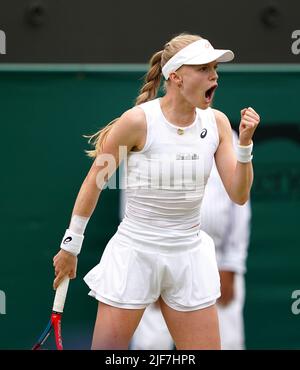 Harriet Dart, en Grande-Bretagne, réagit lors de son match contre Jessica Pegula, aux États-Unis, le quatrième jour des championnats de Wimbledon 2022 au All England Lawn tennis and Croquet Club, à Wimbledon. Date de la photo: Jeudi 30 juin 2022. Banque D'Images