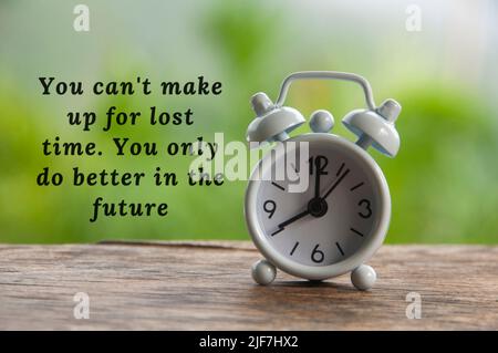 Citation motivationnelle - vous ne pouvez pas rattraper le temps perdu. Vous ne faites que mieux à l'avenir. Banque D'Images