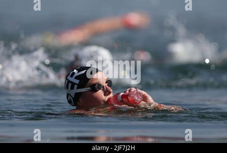 Budapest, Hongrie. 30th juin 2022. Natation, Championnat du monde, eau libre, 25km femmes: Lea Boy d'Allemagne se fortifie pendant la course avec une gorgée d'une bouteille. Crédit : Ian MacNicol/dpa/Alay Live News Banque D'Images