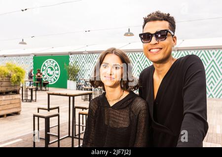 L'actrice Lize Feryn et la journaliste sportive Aster Nzeyimana photographiés pendant la première journée du festival de musique Rock Werchter à Werchter, jeudi 30 juin 2022. L'édition de cette année du festival aura lieu du 30 juin au 3 juillet, après deux éditions annulées en 2020 et 2021 en raison de la pandémie du virus corona. BELGA PHOTO JAMES ARTHUR GEKIERE Banque D'Images