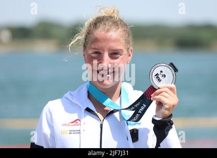 Budapest, Hongrie. 30th juin 2022. Natation, championnats du monde, eau libre, 25km femmes: Lea Boy d'Allemagne applaudit avec sa médaille d'argent. Crédit : Ian MacNicol/dpa/Alay Live News Banque D'Images