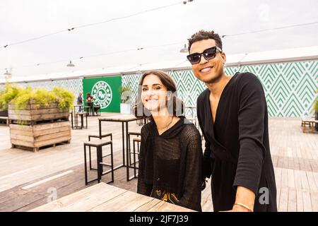 L'actrice Lize Feryn et la journaliste sportive Aster Nzeyimana photographiés pendant la première journée du festival de musique Rock Werchter à Werchter, jeudi 30 juin 2022. L'édition de cette année du festival aura lieu du 30 juin au 3 juillet, après deux éditions annulées en 2020 et 2021 en raison de la pandémie du virus corona. BELGA PHOTO JAMES ARTHUR GEKIERE Banque D'Images