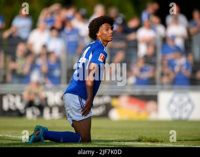 Sidi SANE (GE) s'agenouille sur le terrain football test match VfB Huels - FC Schalke 04 (GE) 0:14, on 29 juin 2022 à Marl/ Allemagne. #DFL les règlements interdisent toute utilisation de photographies comme séquences d'images et/ou quasi-vidéo # Â Banque D'Images