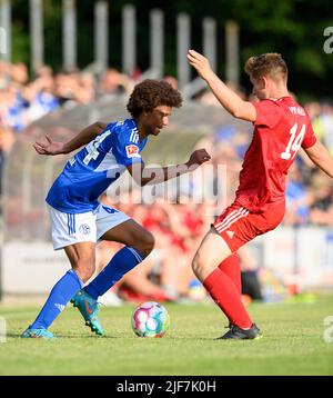 Sidi SANE (GE) en duels contre Nico KOCHEM r. (Huels), action, match d'essai de football VfB Huels - FC Schalke 04 (GE) 0:14, on 29 juin 2022 à Marl/ Allemagne. #DFL les règlements interdisent toute utilisation de photographies comme séquences d'images et/ou quasi-vidéo # Â Banque D'Images