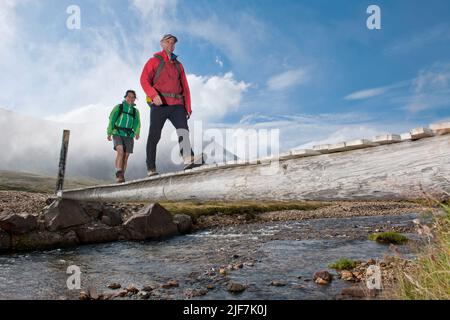 Couple de randonnée dans les fjords est reculés de l'Islande Banque D'Images