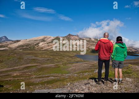 Couple de randonnée dans les fjords est reculés de l'Islande Banque D'Images