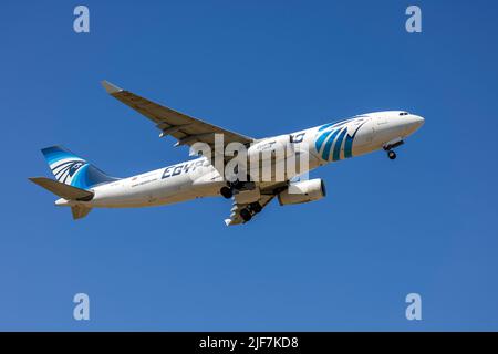 EgyptAir Cargo Airbus A330-243(P2F) (REG: Su-GCJ) décollage de la piste 13. Banque D'Images