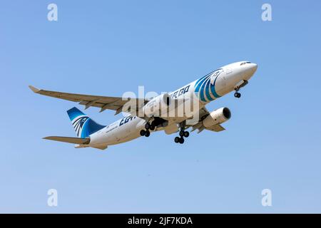EgyptAir Cargo Airbus A330-243(P2F) (REG: Su-GCJ) décollage de la piste 13. Banque D'Images