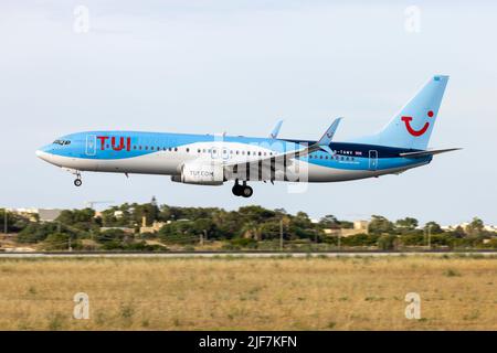 Sunwing Airlines (TUI) Boeing 737-8K5 (REG: G-TAWV) sur la piste finale 31. Titres Sunwing encore visibles sous le logo TUI. Banque D'Images
