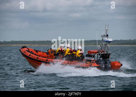 Le RNLI Lymington Atlantic Lifeboat sur le chemin d'un sauvetage dans le Solent lors de la course annuelle autour de l'île de Wight Banque D'Images