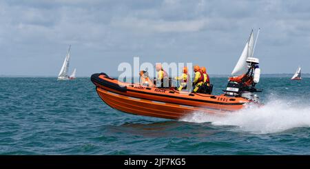 Le canot de sauvetage côtier de Sidmouth à grande vitesse dans le Solent offrant un soutien de sécurité à la course de yacht Round the Island du Club de voile de l'île de Wight Banque D'Images