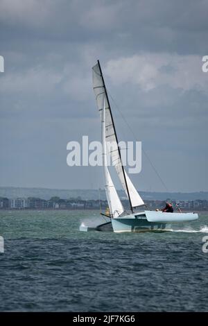 Le trimaran Kittiwake de Nick Barlow survolant le Solent sur le chemin d'une superbe position en 3rd dans le Round the Island du Club de voile de l'île de Wight Banque D'Images