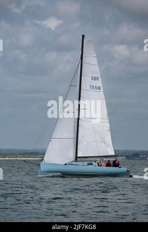 Nick Barlow Trimaran Kittiwake survolant le Solent sur son chemin vers une superbe position en 3rd dans la course Round the Island du Club de voile de l'île de Wight Banque D'Images