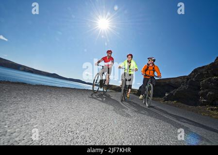 Des motards se promener à vélo autour de Kleifarvatn sur la péninsule de Reykjanes Banque D'Images