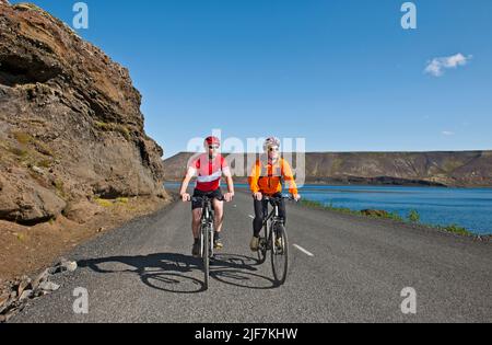 Des motards se promener à vélo autour de Kleifarvatn sur la péninsule de Reykjanes Banque D'Images