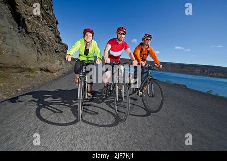 Des motards se promener à vélo autour de Kleifarvatn sur la péninsule de Reykjanes Banque D'Images