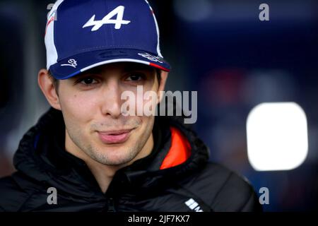 Esteban Ocon, d'Alpine, parle aux médias avant le Grand Prix britannique 2022 à Silverstone, à Towcester. Date de la photo: Jeudi 30 juin 2022. Banque D'Images