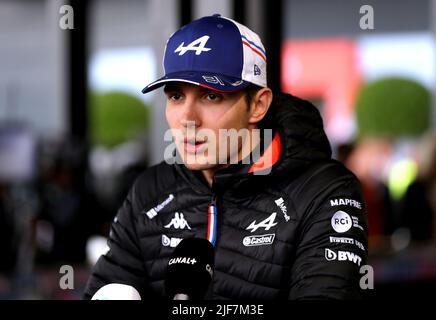 Esteban Ocon, d'Alpine, parle aux médias avant le Grand Prix britannique 2022 à Silverstone, à Towcester. Date de la photo: Jeudi 30 juin 2022. Banque D'Images