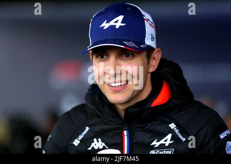 Esteban Ocon, d'Alpine, parle aux médias avant le Grand Prix britannique 2022 à Silverstone, à Towcester. Date de la photo: Jeudi 30 juin 2022. Banque D'Images