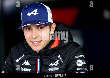 Esteban Ocon, d'Alpine, parle aux médias avant le Grand Prix britannique 2022 à Silverstone, à Towcester. Date de la photo: Jeudi 30 juin 2022. Banque D'Images