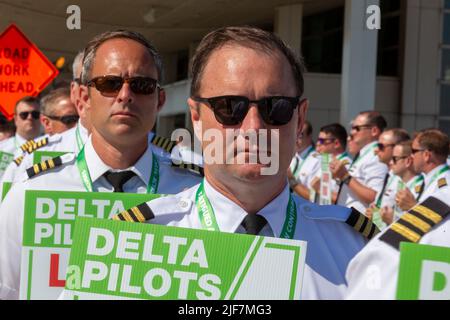 Detroit, Michigan, États-Unis. 30th juin 2022. Les pilotes de Delta Air Lines picket à l'aéroport Detroit Metro (DTW), protestant contre l'absence de progrès dans les négociations contractuelles. Ils veulent que les horaires des pilotes soient modifiés, disant qu'ils sont surchargés parce que la compagnie aérienne planifie plus de vols que ce qui peut être géré avec son nombre actuel de pilotes. Crédit : Jim West/Alay Live News Banque D'Images