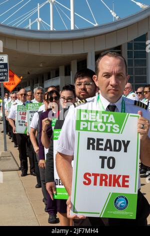 Detroit, Michigan, États-Unis. 30th juin 2022. Les pilotes de Delta Air Lines picket à l'aéroport Detroit Metro (DTW), protestant contre l'absence de progrès dans les négociations contractuelles. Ils veulent que les horaires des pilotes soient modifiés, disant qu'ils sont surchargés parce que la compagnie aérienne planifie plus de vols que ce qui peut être géré avec son nombre actuel de pilotes. Crédit : Jim West/Alay Live News Banque D'Images