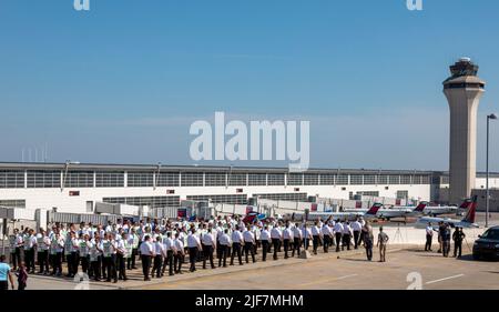 Detroit, Michigan, États-Unis. 30th juin 2022. Les pilotes de Delta Air Lines picket à l'aéroport Detroit Metro (DTW), protestant contre l'absence de progrès dans les négociations contractuelles. Ils veulent que les horaires des pilotes soient modifiés, disant qu'ils sont surchargés parce que la compagnie aérienne planifie plus de vols que ce qui peut être géré avec son nombre actuel de pilotes. Crédit : Jim West/Alay Live News Banque D'Images