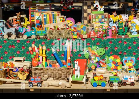 Cracovie, Pologne, beaucoup de jouets en bois écologique colorés vendus sur un marché local de festival, grand groupe d'objets, personne. Variété de différents jouets traditionnels Banque D'Images