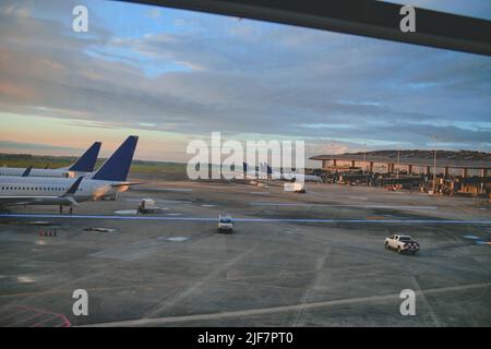 Avion stationné à l'aéroport de la ville de Panama par la fenêtre de la porte. Concept de voyage Banque D'Images