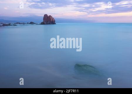 Rochers au coucher du soleil sur la plage de Milady à Biarritz, France Banque D'Images