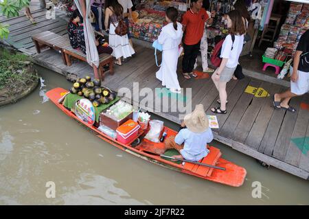 Vendeur sur le bateau en bois au marché flottant. Banque D'Images