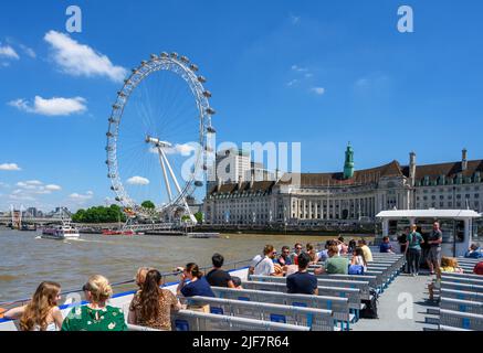 Le London Eye et le County Hall depuis le pont d'une croisière City Cruises, sur la Tamise, Londres, Angleterre, Royaume-Uni Banque D'Images