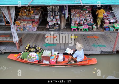 Vendeur sur le bateau en bois au marché flottant. Banque D'Images