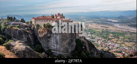 Meteora Grèce. Les bâtiments du monastère Saint Stephen Agios Stefanos, au sommet des rochers, brouillent le fond de la ville de Kalambaka. Destination de voyage de religion d'Europe Banque D'Images