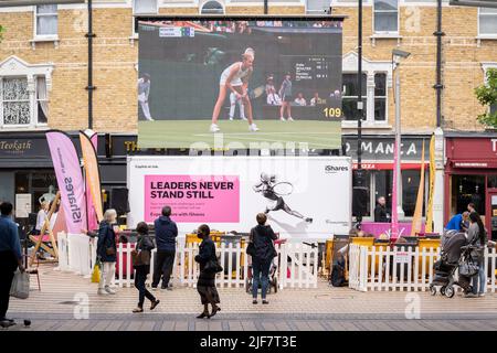 Un match de tennis entre Katie Boulter et Karolina Pliskova est suivi en direct par les Londoniens du sud, dans le centre-ville de Wimbledon, lors des championnats de deux semaines de l'Association de tennis de Lawn, le 30th juin 2022, à Londres, en Angleterre. Banque D'Images