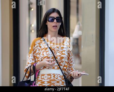 Milan, . 30th juin 2022. Milan, 30-06-2022 la Bianca Atzei marche dans les rues du centre-ville par une matinée très ensoleillée. C'est là qu'elle a fait ses achats chez 'LE ZILLA', qu'elle a fait une longue promenade avec sa nouvelle amie à quatre pattes qu'elle a appelée 'Mela', avant de rentrer chez elle. Crédit : Agence photo indépendante/Alamy Live News Banque D'Images